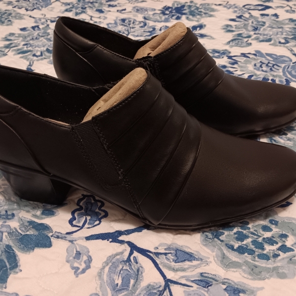 Clarks, size 12 W, black leather - Picture 1 of 6